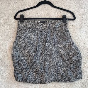 Relaxed pleated patterned mini skirt